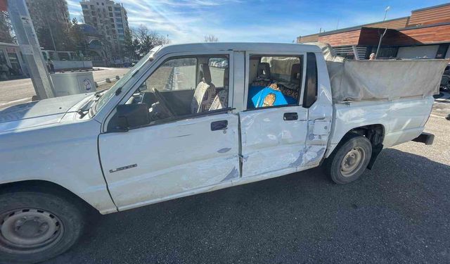 Yolcu minibüsü ile kamyonetin çarpıştığı kaza kameraya yansıdı