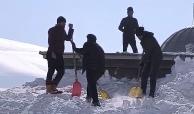 Yüksekova'da kar altında kalan cami ve evler imece usulü temizlendi