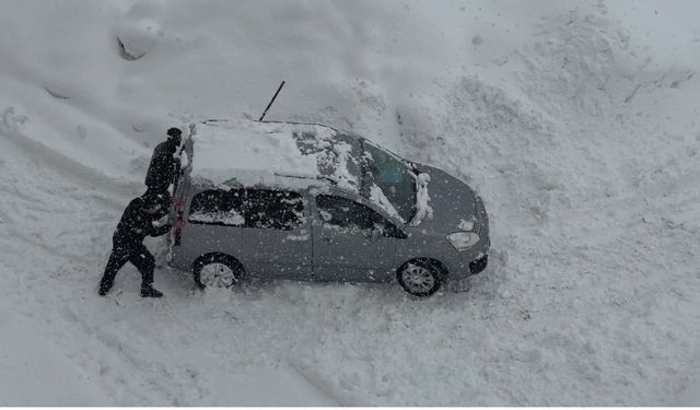Yüksekova'da kar esareti