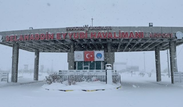 Yüksekova'da kar yağışı ve sis ulaşımı aksatıyor