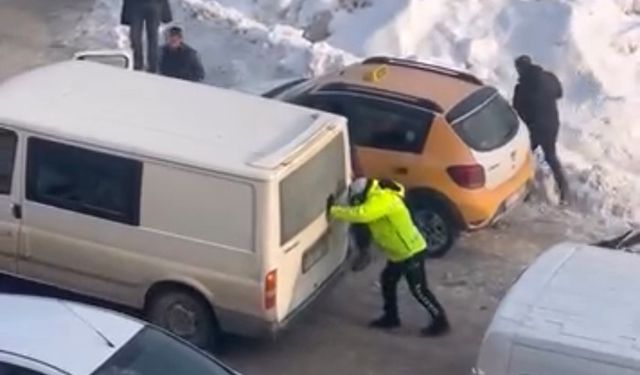 Yüksekova'da soğuk havada iç ısıtan hareket: Trafik polisi mahsur kalan aracı iterek kurtardı