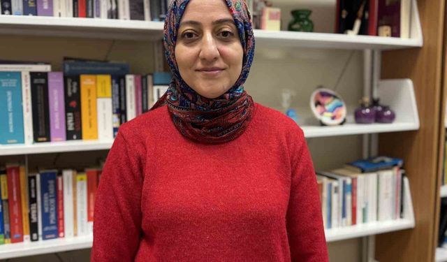 28 Şubatta başörtüsü yasağı nedeni ile Kıbrıs'a gidip üniversite okudu, bugün üniversitede ders veriyor