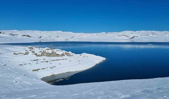 Ağrı Yazıcı Barajı'nda buzlar çözüldü, kartpostallık manzara oluştu