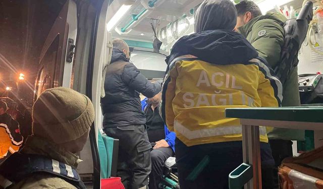 Ağrı'da üzerine çığ düşen araçtaki 4 personel kurtarıldı