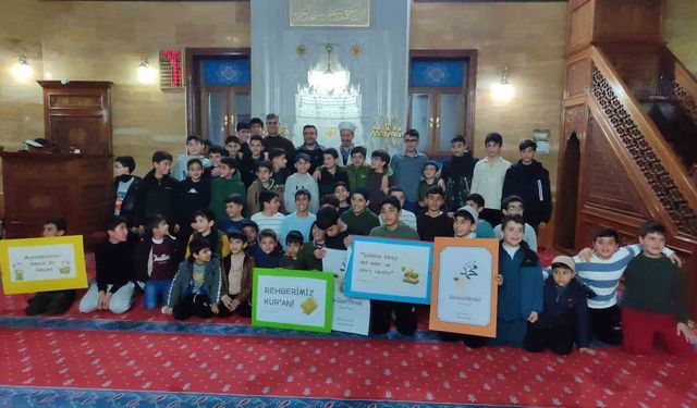 Ahlat'ta öğrenciler teravihte buluştu