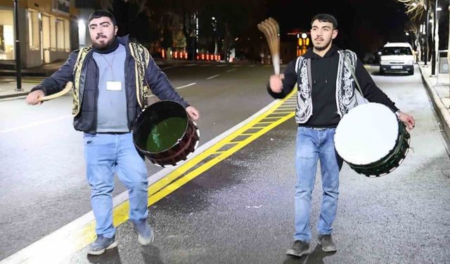 Aksaray'da Ramazan davulcuları hafif kar yağışı altında sahur mesaisine başladı