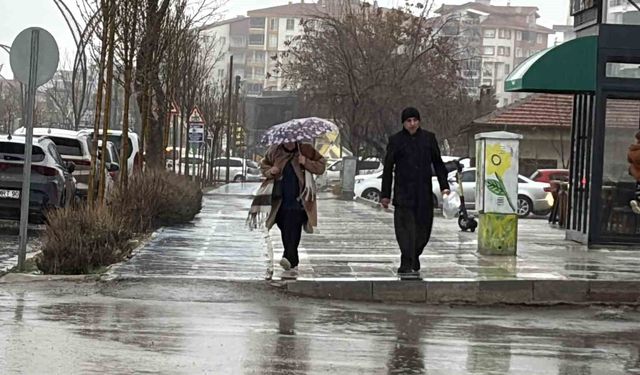 Aksaray'da rüzgar ve şiddetli yağmur etkili oluyor