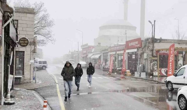 Aksaray'ın yüksek kesimlerinde kar yağışı etkili oluyor