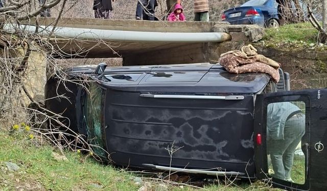 Amasya'da kamyonet menfeze devrildi: 3 yaralı