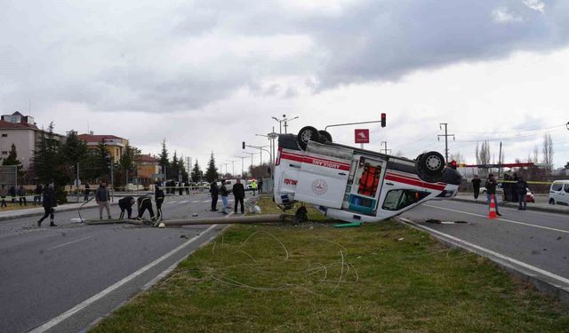 Ambulansla hafif ticari araç çarpıştı: 3 sağlık görevlisi yaralandı