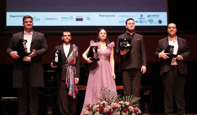 Anadolu Üniversitesi öğrencileri Genç Solist Yarışması'ndan ödülle döndü