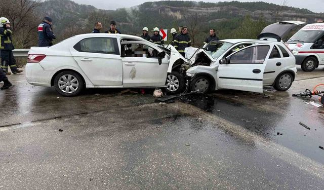 Antalya-Isparta yolunda iki otomobil kafa kafaya çarpıştı: 6 ölü, 6 yaralı