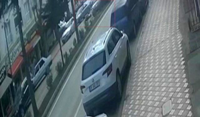 Aracın çarptığı yaya yola savruldu: Kaza anı kamerada