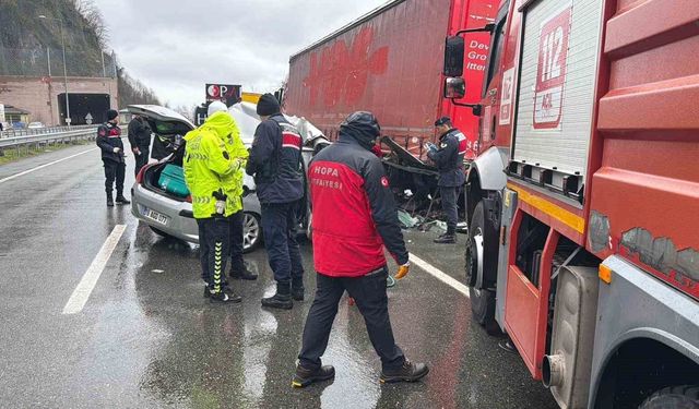 Artvin'de otomobil park halindeki tıra çarptı: 2 ölü, 1 yaralı