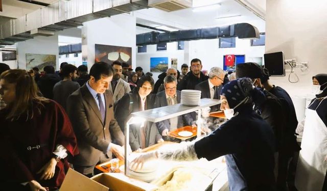 ARÜ Rektörü Emiroğlu, iftarda öğrencilerle buluştu