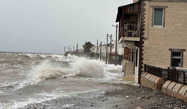 Ayvacık'ta kara ile deniz birleşti