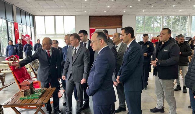 Ayvacık'ta Sanatla Değişen Hayatlar Sergisi Açıldı