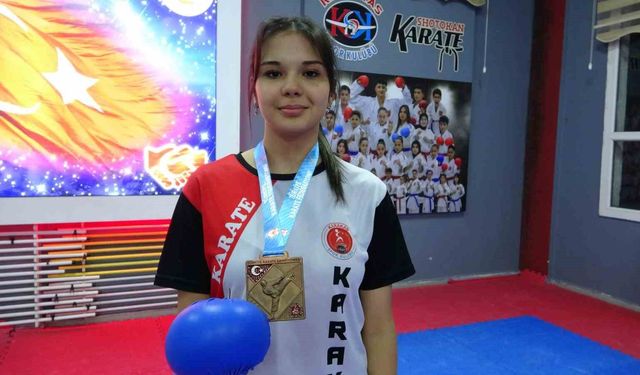 Babası 'kendini savunmayı öğren' dedi, o şampiyon oldu