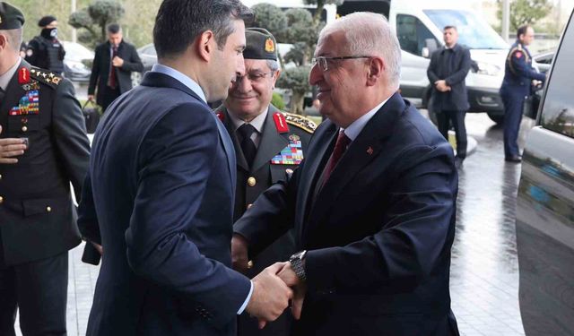 Bakan Güler, merhum Özdemir Bayraktar anısına hazırlanan belgeseli izledi