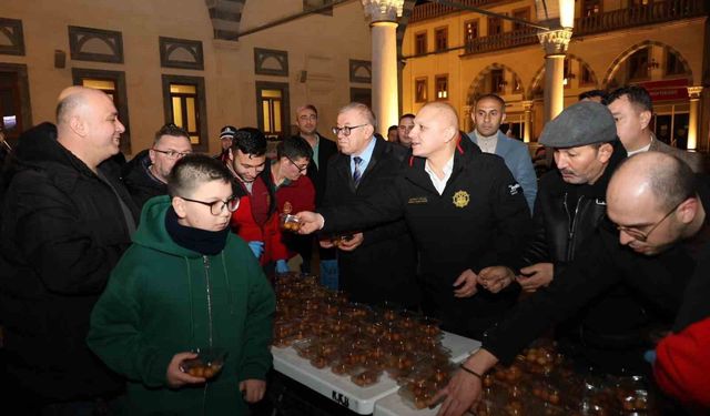 Başkan Önal, Berat Kandili'nde vatandaşlara lokma ikramında bulundu