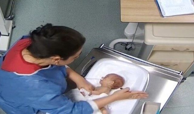 Bebeğe şiddet uygulayan hemşire mahkemede, 'Bende bir anneyim çocuğumun bana ihtiyacı var'
