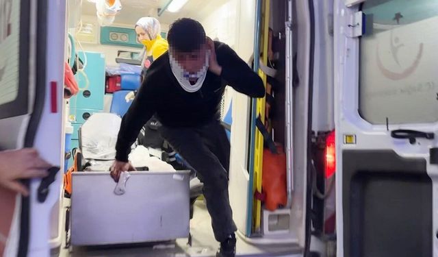 Bıçaklanarak yaralandılar, sedyeden atlayıp gazetecilere saldırdılar: O anlar kamerada