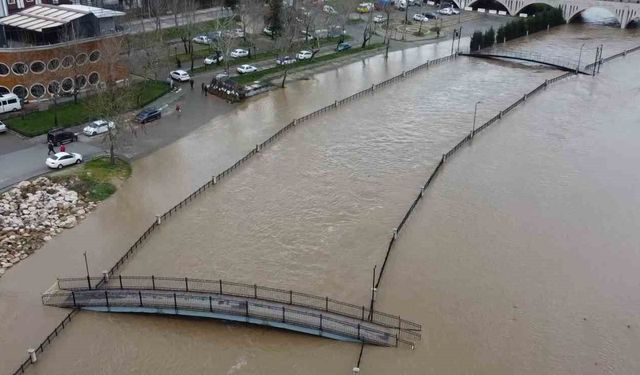 Biga'da yağış nedeniyle taşan Kocabaş Çayı dron ile görüntülendi