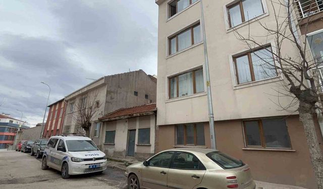 Binanın 3'üncü katındaki dairenin camından aşağı düşen 12 yaşındaki çocuk ağır yaralandı