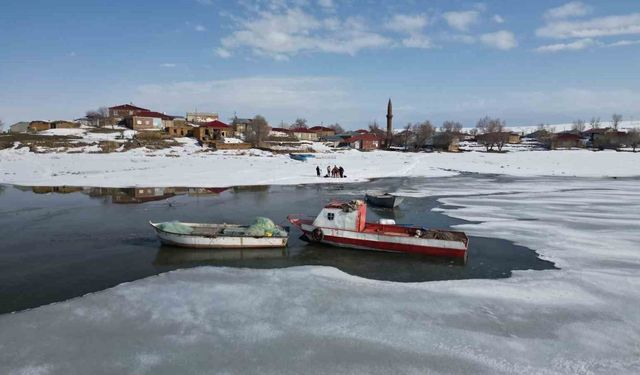 Bitlis'te donan göller erken ısınmayla çözülmeye başladı