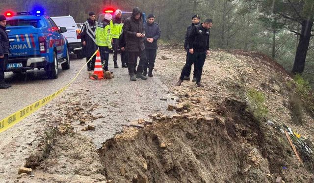 Burdur'da etkili olan yağıştan dolayı yol çöktü