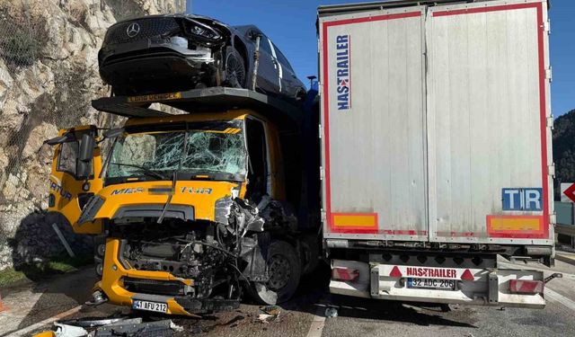 Burdur'da iki tır kafa kafaya çarpıştı: 1'i ağır 2 yaralı