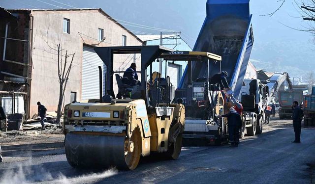 Büyükşehir kendi asfaltını yollarda kullanmaya başladı
