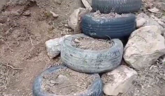 Camiye ulaşmak için araba lastiğinden merdiven yaptılar