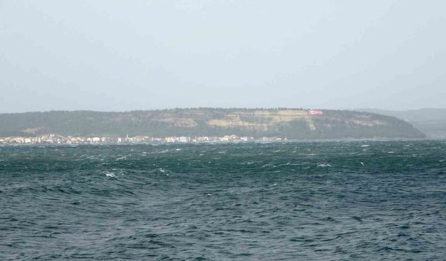 Çanakkale Boğazı fırtına nedeniyle trafiğe kapandı