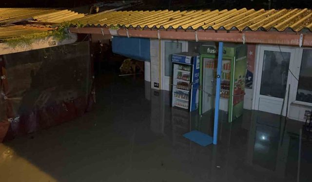 Çanakkale'de Sarıçay taştı, iş yerleri sular altında kaldı