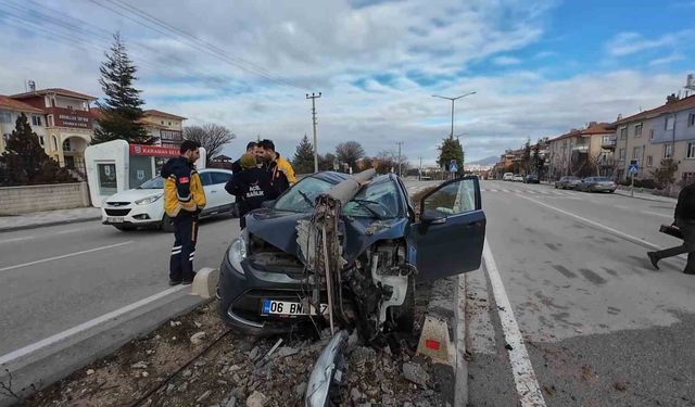 Çarptığı aydınlatma diğeri otomobilin üzerine devrildi: Sağlık çalışanı ölümden döndü