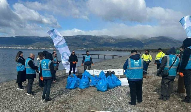 Çevrecilerden Altınkum sahilinde anlamlı temizlik