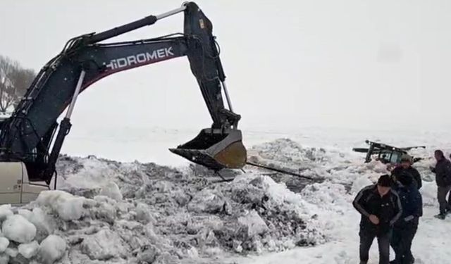 Çıldır Gölü'ne gömülen iş makinası çıkarıldı