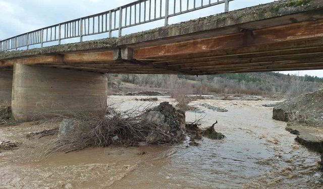Çorum'da ayağı yıkılan köprü ulaşıma kapatıldı