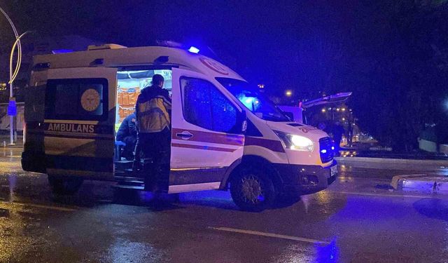 Çorum'da iki otomobil çarpıştı: Anne ve oğlu yaralandı