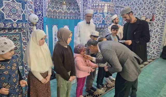 Çorum'da Ramazan'ın ilk teravih namazında çocuklar camide buluştu