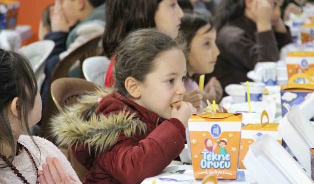Çorum'da 'tekne orucu' coşkusu: Yüzlerce çocuk aynı anda iftarını açtı