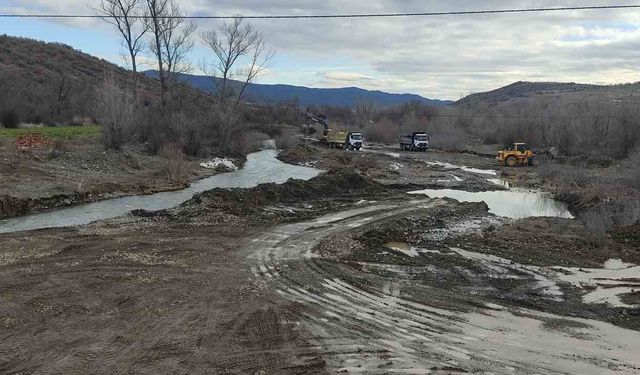 Çorum'da ulaşıma kapanan yolda ulaşım geçici köprüden sağlanacak