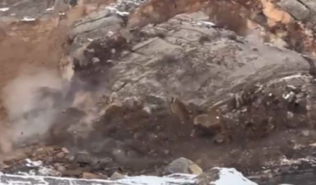 Çukurca kara yolunda kaya düşmesi kamerada