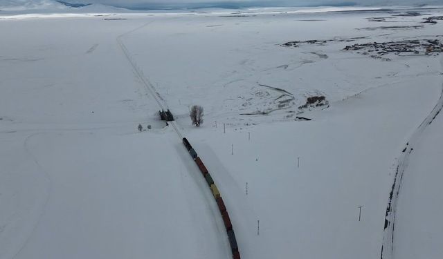 Demir İpek Yolu'nda görsel şölen: Karlar içinden süzülerek Kars'tan Avrupa'ya binlerce kilometrelik yolculuk