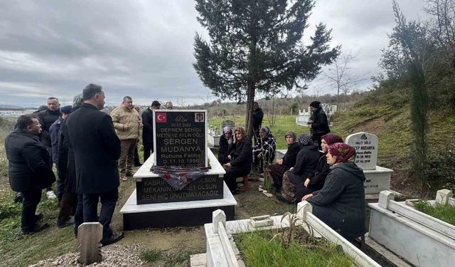 Depremde ölen Sergen Mudanya mezar başında anıldı