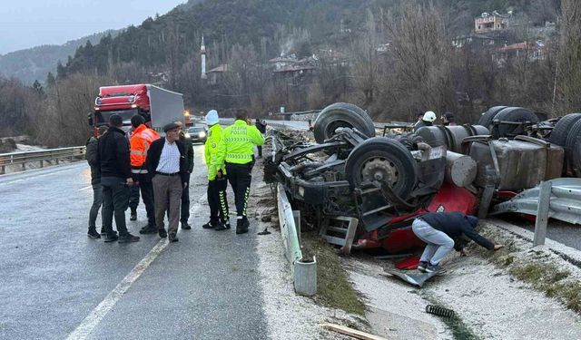 Devrilen tırın altında kalan sürücü hayatını kaybetti