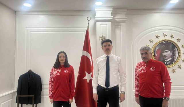 Digor Gençlik ve Spor Müdürü Bahattin İnce ve milli sporcu Tuğba Toptaş'tan, Kaymakam Kahraman'a ziyaret