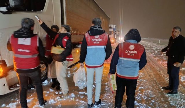 Diyadin'de yolda kalan vatandaşlara kumanya desteği