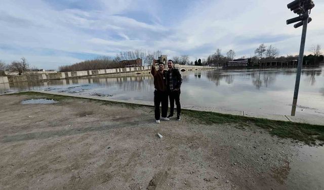 Edirneliler taşkın riski bulunan nehir kenarına akın etti